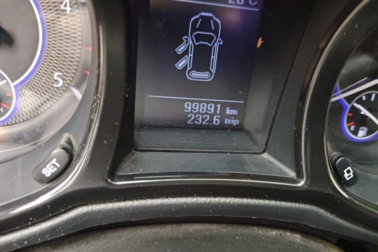 Used JMC Yusheng S350 2013 2.4T Manual Two-Wheel Drive Diesel Luxury 7-Seater Odometer Close Up