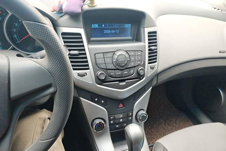 Used Chevrolet Cruze 2013 1.6L SE AT Audio And AC Panel