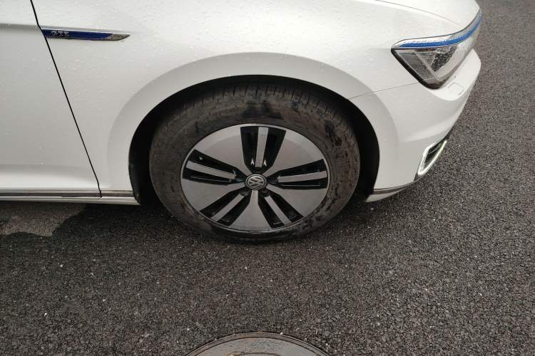 Used Volkswagen Variant New Energy 2019 GTE model Right Front Wheel Hub