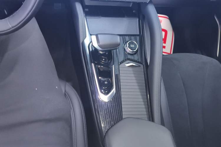 Used Geely Auto Monjaro L 2024 2.0TD High-Power Automatic Two-Wheel Drive Skyline Edition Gear Lever