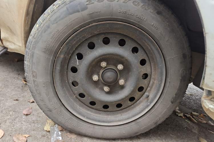Used Jinbei Hiace 2011 2.0L 5th Generation Kuaiyunwang Standard Version 4G19 Right Front Wheel Hub