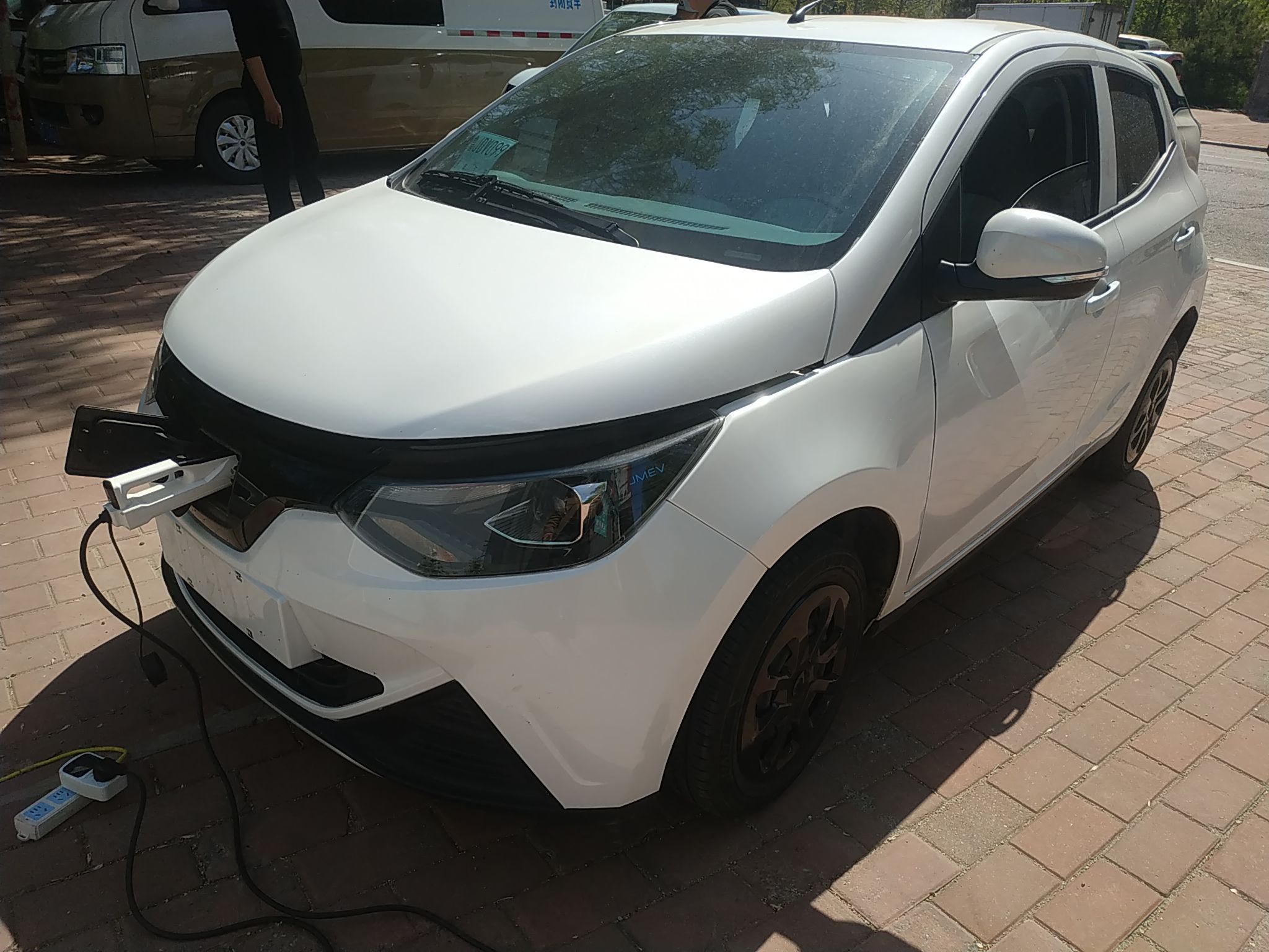 تحت مقدمة السيارة