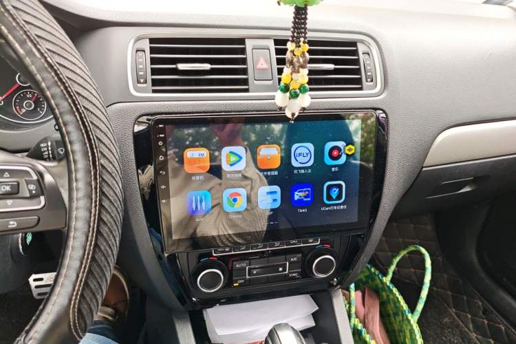 Used Volkswagen Sagitar 2014 Revised Version 1.4TSI Automatic Luxury Edition Audio And AC Panel