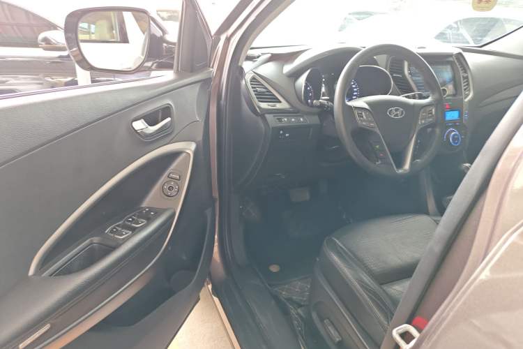 Used Hyundai Santa Fe 2013 2.4L Automatic Two-Wheel Drive Smart Version Driver Seat