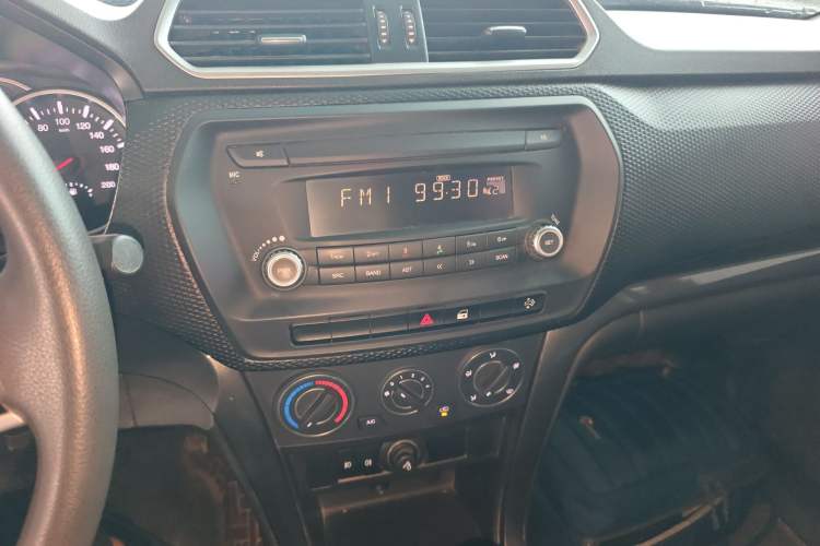 Used Great Wall Wingle 5 2021 2.0T Diesel Two-Wheel Drive Elite Version with Long Cargo Bed China VI Emission Standard GW4D20M Audio And AC Panel