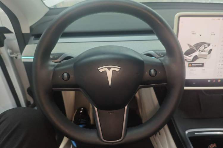 Used Tesla Model Y 2023 Long-Range All-Wheel-Drive Version Steering Wheel