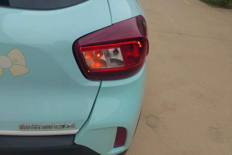 Used Dongfeng NAMMI BOX 2022 Revised Light Wind Edition 201 km Standard Version