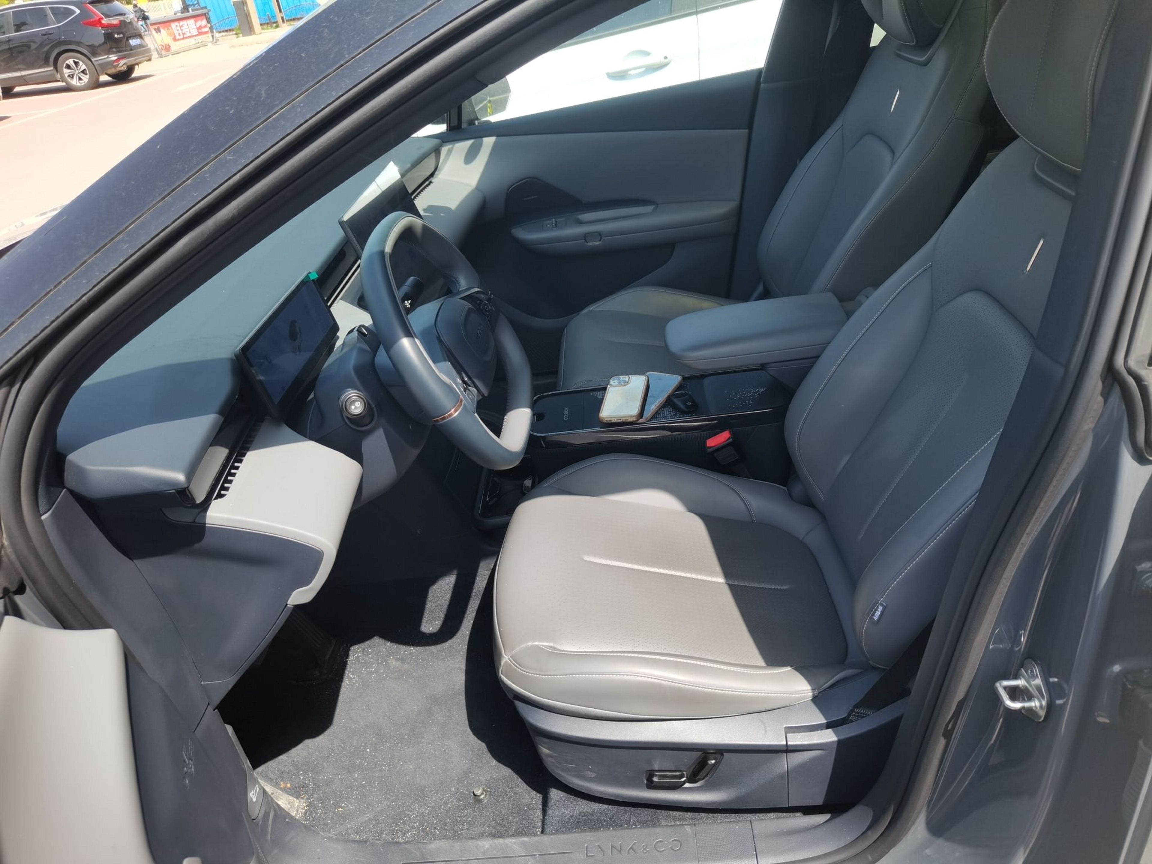 Переднее сиденье в автомобиле