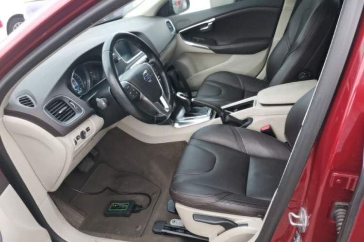 Used Volvo V40 2015 1.6T Zhiyi Edition