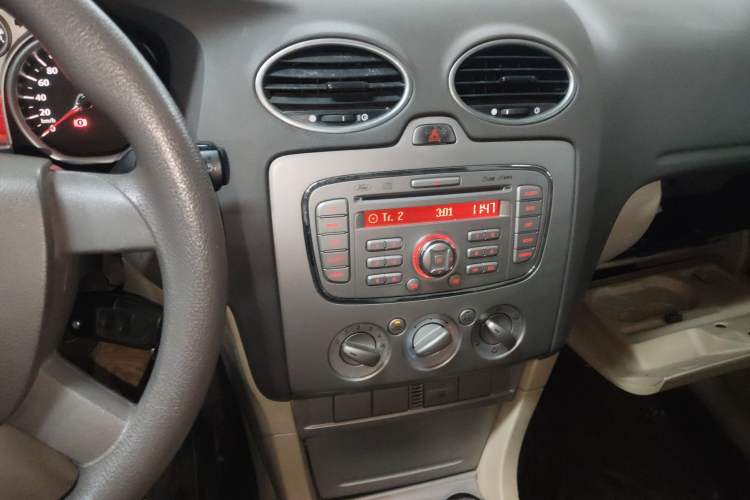 Used Ford Focus 2013 Sedan Classic 1.8L Manual Base Model Audio And AC Panel