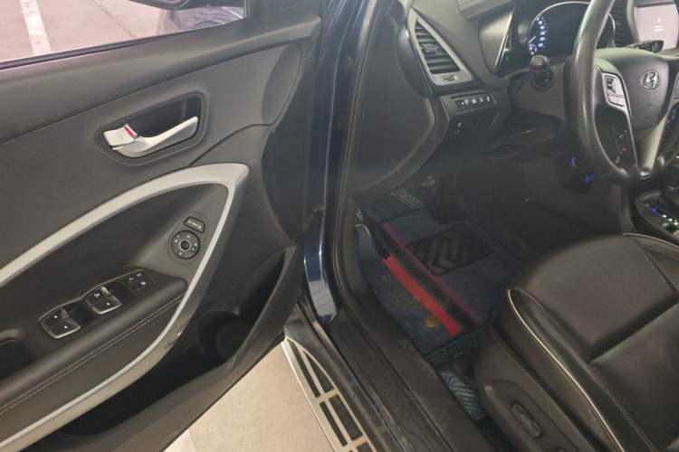 Used Hyundai Santa Fe 2017 2.0T Automatic Two-Wheel Drive Smart Version 7 Seats