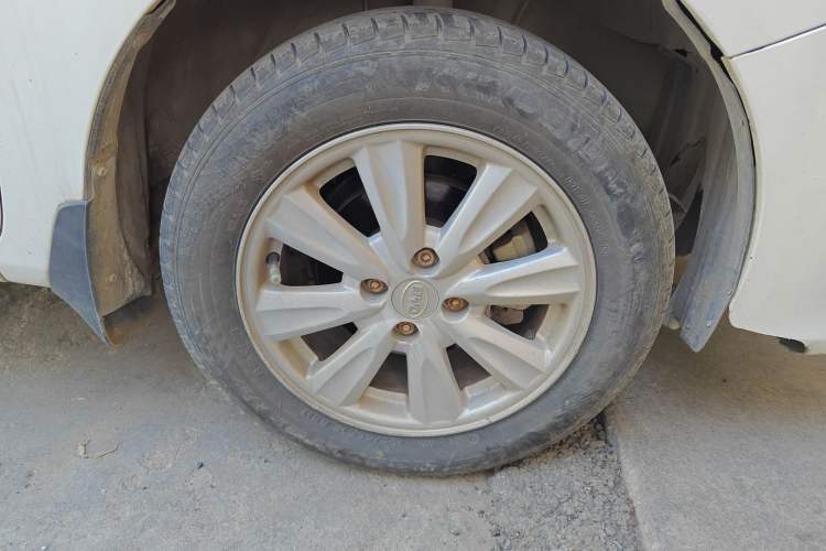 Used BYD L3 2012 1.5L Manual Comfort Edition Right Front Wheel Hub