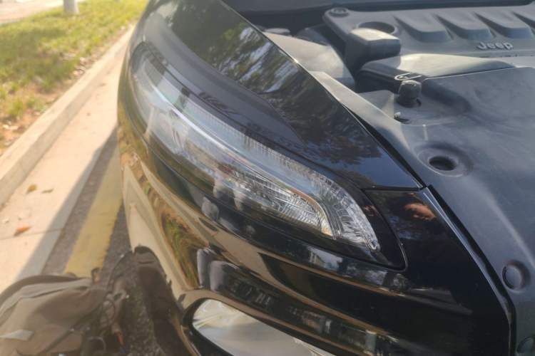 Used Jeep Cherokee 2020 2.0L Two-Wheel Drive Classic Sports Edition Right Front Headlight