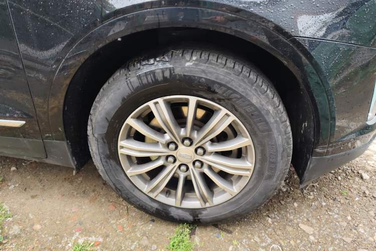 Used Cadillac XT5 2018 25T Luxury Model Right Front Wheel Hub