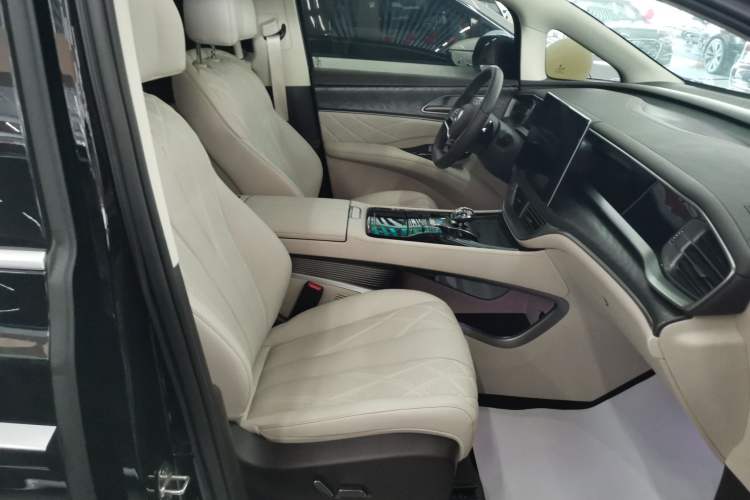 Used Denza D9 2025 DM-i Smart Drive 1020 Four-Wheel Drive Deluxe Model Right Front Seat