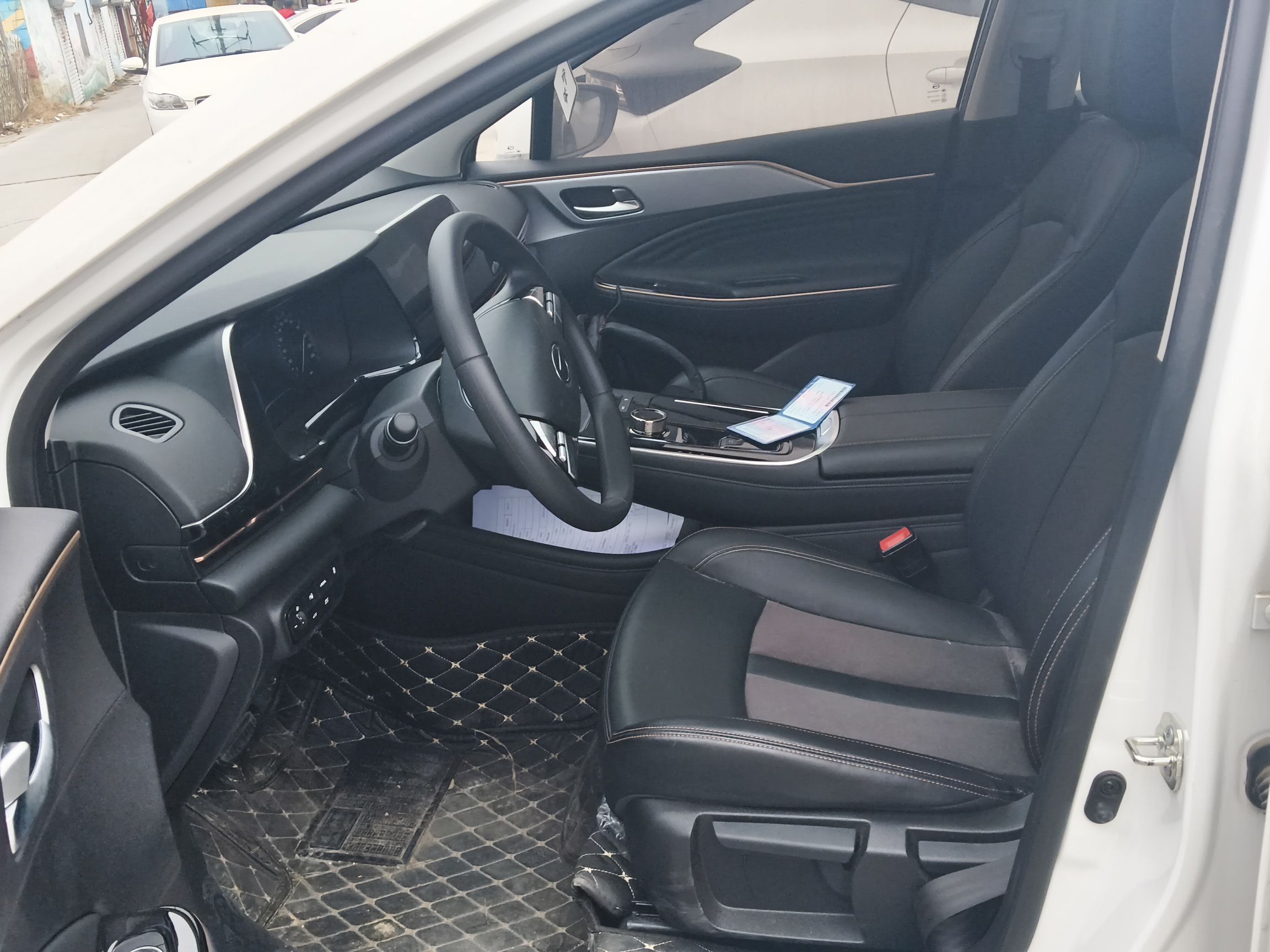 Переднее сиденье в автомобиле