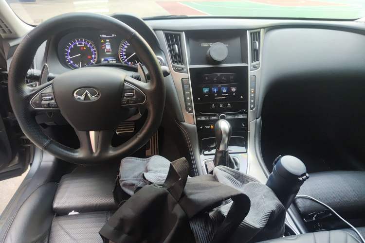 Used Infiniti Q50 2014 3.7L Luxury Sport Edition Center Console