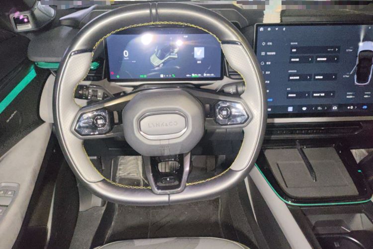 Used Lynk & Co 08 EM-P 2025 220 km All-Wheel-Drive Performance Halo
