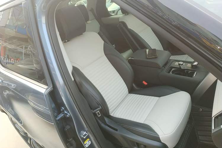 Used Land Rover Discovery 2021 360 PS R-Dynamic S Right Front Seat