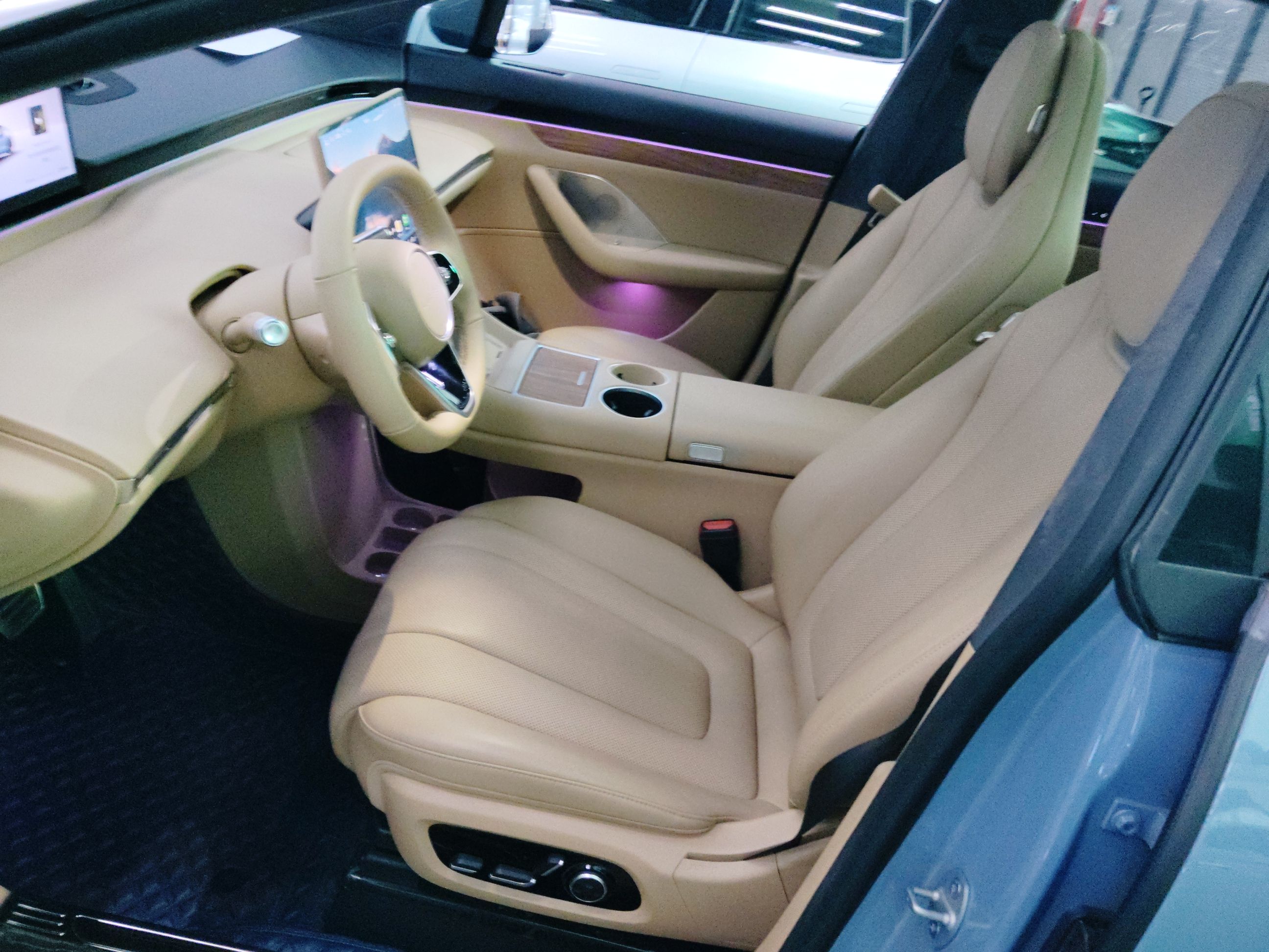 المقاعد الأمامية داخل السيارة