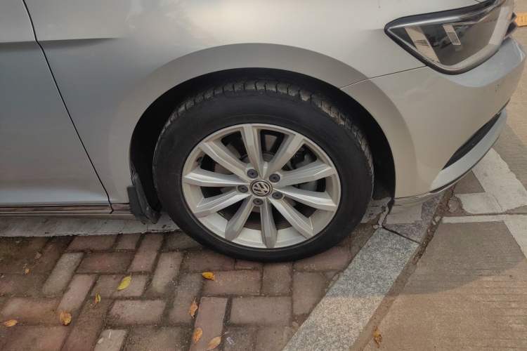 Used Volkswagen Magotan 2017 330TSI DSG Leading Model Right Front Wheel Hub