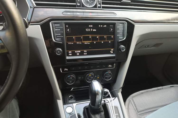 Used Volkswagen Magotan 2017 330TSI DSG Luxury Model Audio And AC Panel