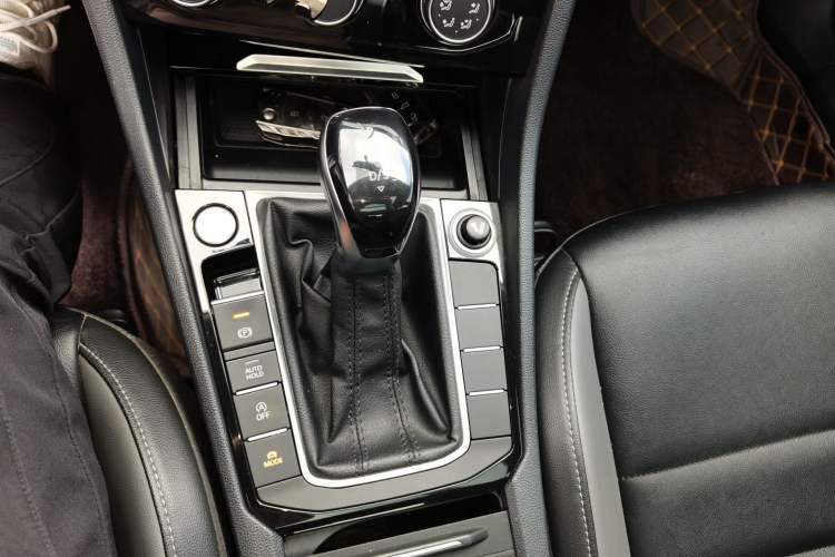 Used Volkswagen Sagitar 2021 280TSI DSG Comfort Connect Edition Gear Lever