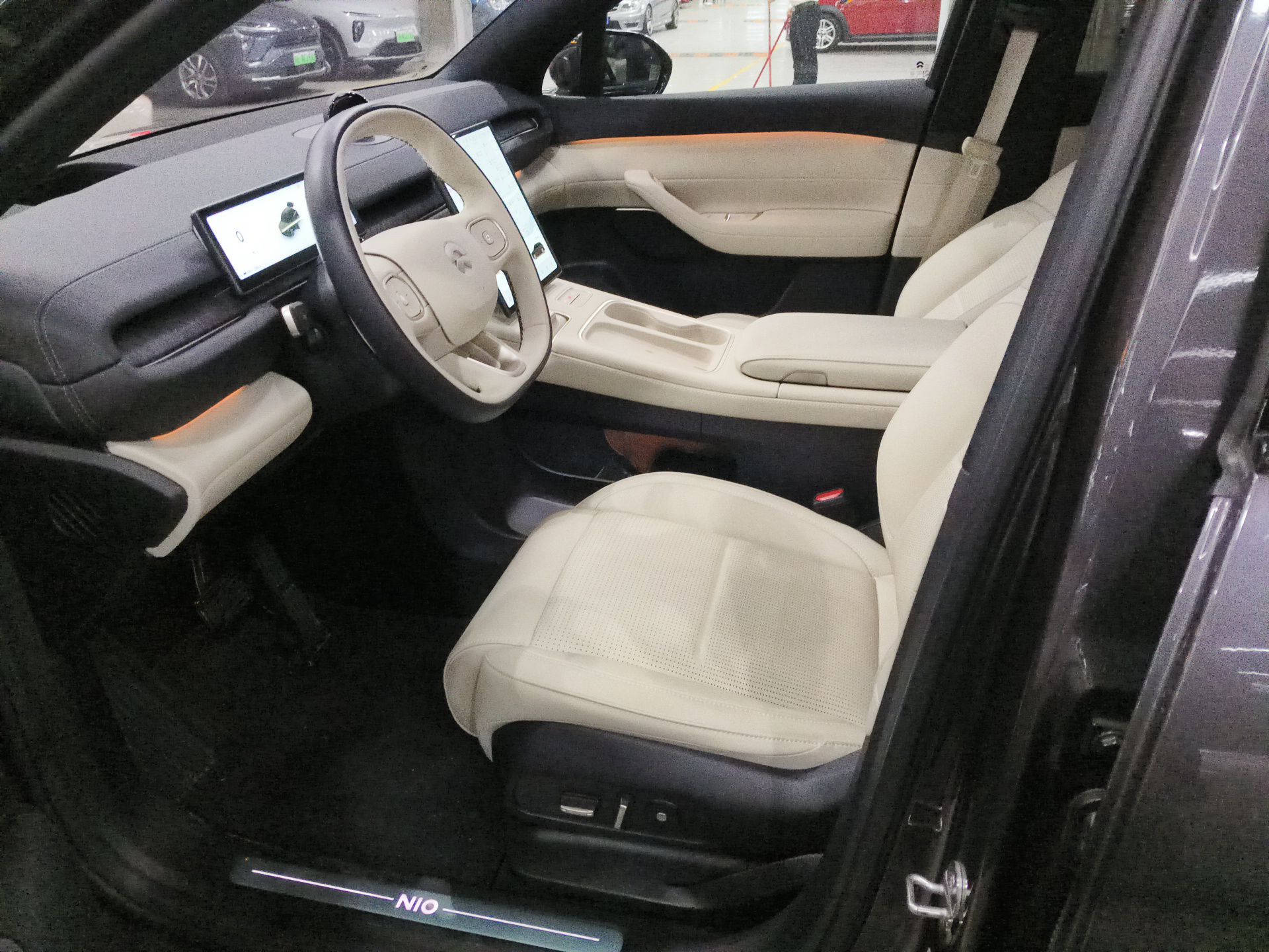 المقاعد الأمامية داخل السيارة