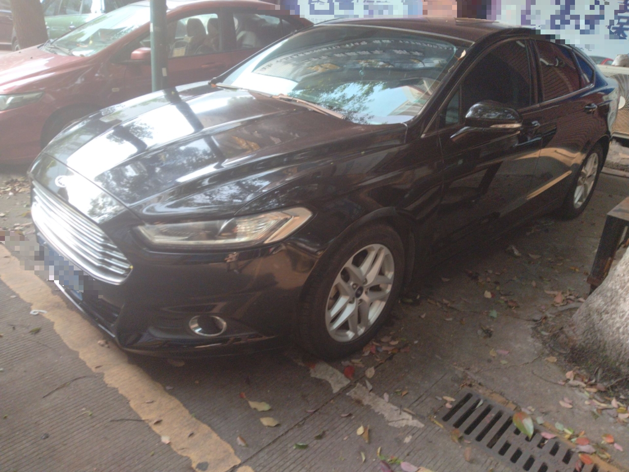 تحت مقدمة السيارة