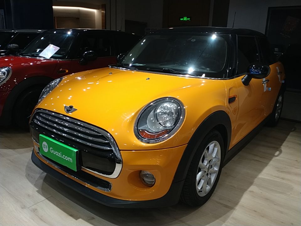 Unter der Vorderseite des Autos