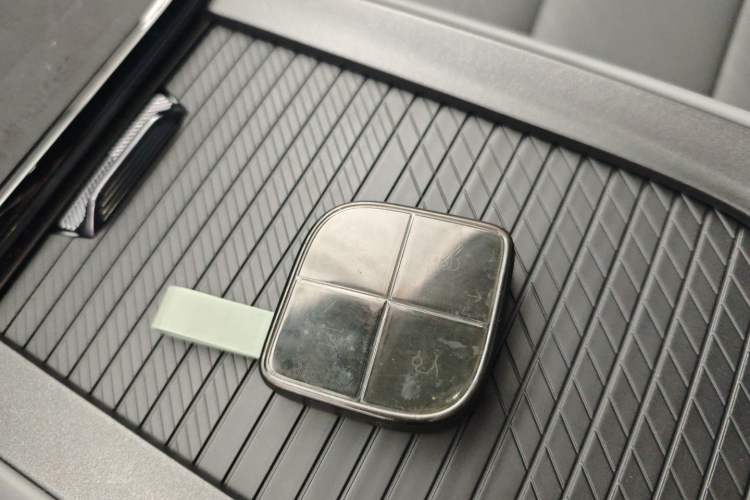 Used Lynk & Co 08 EM-P 2025 220 km All-Wheel-Drive Performance Halo Interior 1