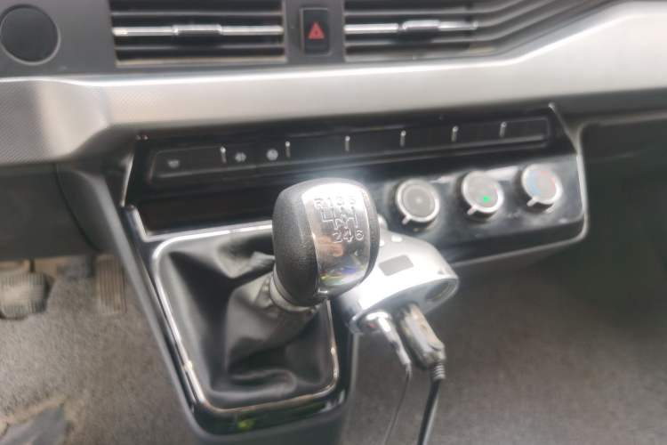 Used Dongfeng Yufeng 2023 V9+ 2.0T Manual Front-Wheel-Drive Multi-Function Mid-Roof Van with 7/8/9 Seats
