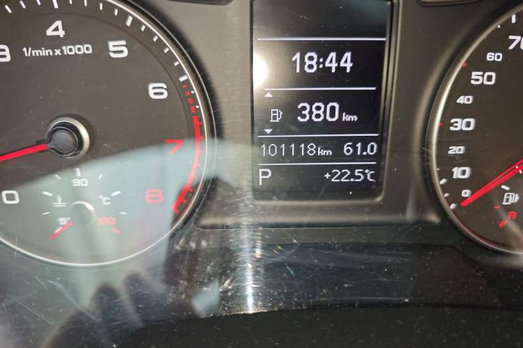 Used Audi Q3 2015 35 TFSI Ambition Edition Odometer Close Up