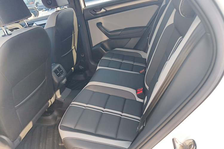 Used Volkswagen T-ROC 2023 300TSI DSG Two-Wheel-Drive Chen Guang Edition Left Rear Seat