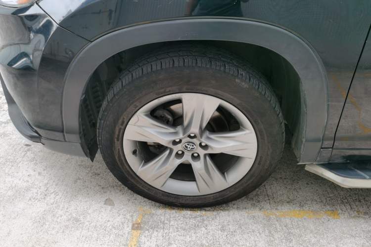 Used Toyota Highlander 2015 2.0T Four-Wheel Drive Luxury Edition 7-Seater Left Front Wheel Hub