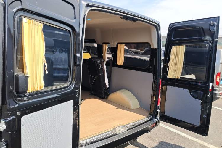 Used SAIC MAXUS Xintu V80 2023 2.0T Manual Classic Aoyuntong Long Wheelbase Mid-Height 6/7/8/9-Seater Trunk