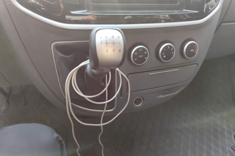 Used SAIC MAXUS Xintu V80 2021 2.0T Manual Classic Aoyuntong Short Wheelbase Mid-Roof 5/6-Seater
