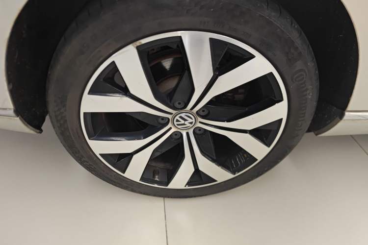 Used Volkswagen Magotan 2018 330TSI DSG Luxury Model Right Rear Wheel Hub