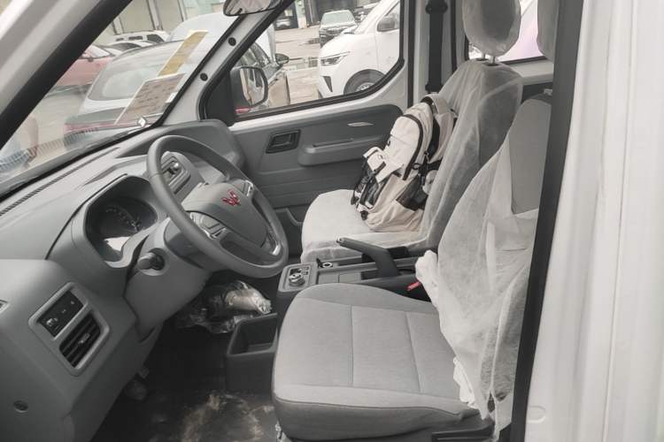 Used Wuling Yangguang 2025 Model 400km Bus Edition—Comfort Edition

