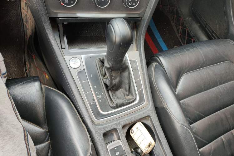 Used Volkswagen Golf 2015 1.4TSI Automatic Luxury Model Gear Lever