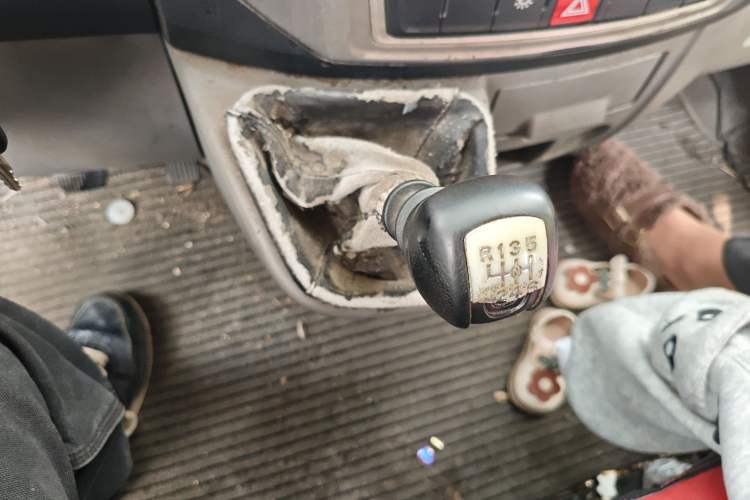 Used Dongfeng Yufeng 2018 2.3TA100 Standard Edition Logistics Vehicle Short Wheelbase Mid-Roof Design 5-9 Seater Powered by WP2.3
