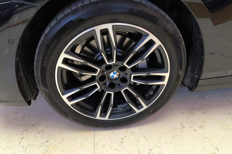 Used BMW 5 Series 2026 530Li Leading M Sport Package Left Front Wheel Hub