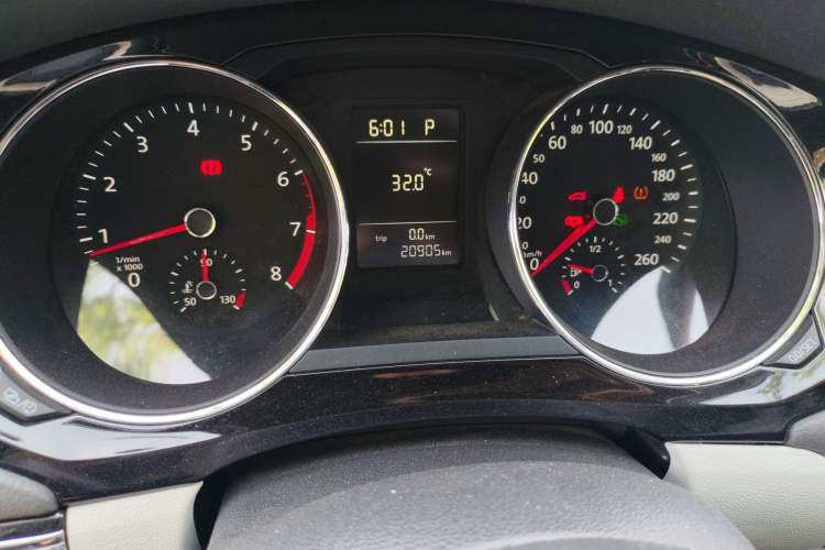 Used Volkswagen Sagitar 2015 230TSI Automatic Comfort Version
