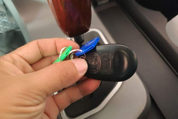 Used Toyota Sequoia 2014 5.7L SR5 8-Seater Middle East Version Vehicle Key