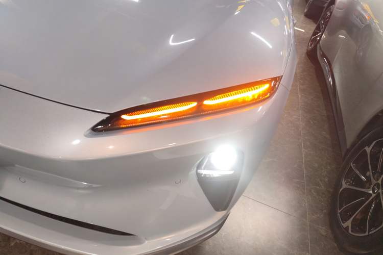 Used Nio ET5 2024 75 kWh Left Front Headlight