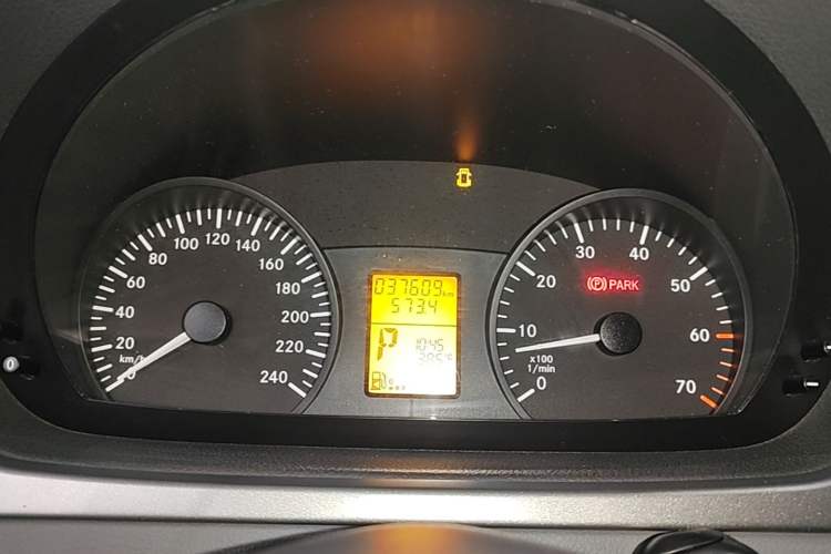 Used Mercedes-Benz Vito 2011 2.5L 7-seater executive version