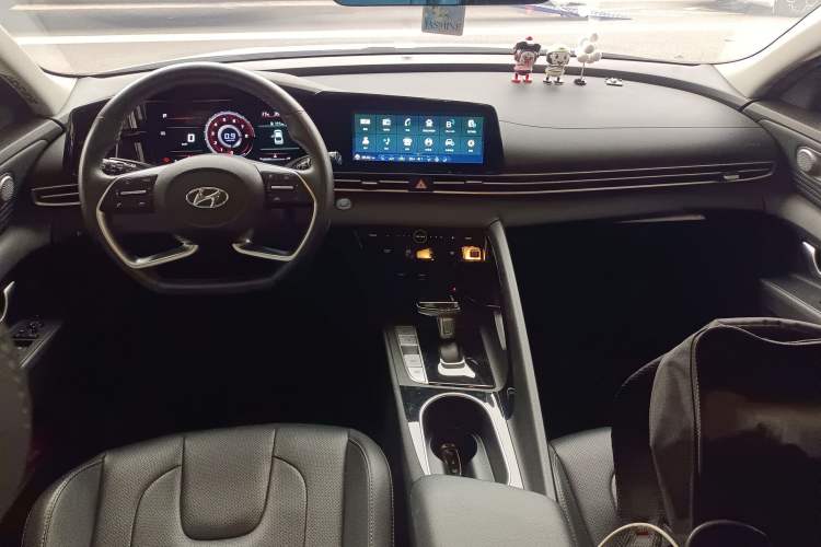 Used Hyundai Elantra 2021 1.5L CVT LUX Prestige Edition Interior 2