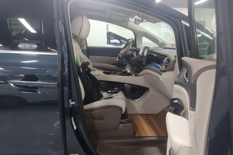 Used Denza D9 2022 DM-i 970 Four-Wheel Drive Flagship Model