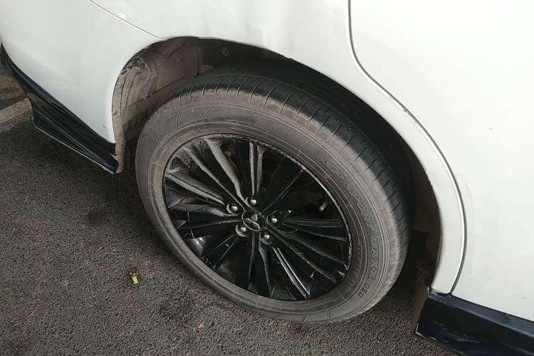 Used Mitsubishi Outlander 2021 2.4L 4x4 DynaDrive Edition 5 Seats Right Rear Wheel Hub