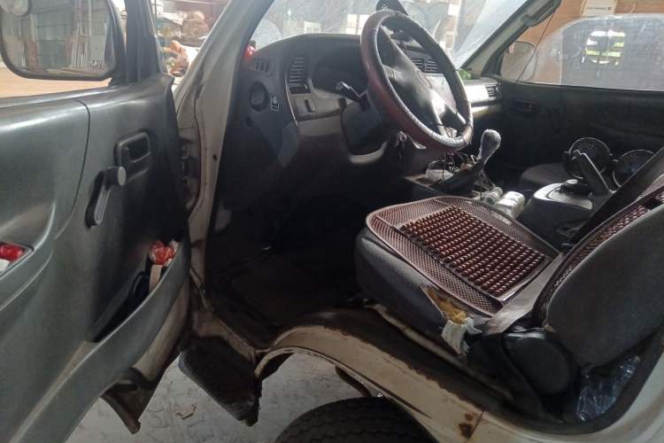 Used Jinbei Hiace 2018 2.0L Fifth-Generation Box Truck Standard Roof 2 Seats 4G19 Driver Seat